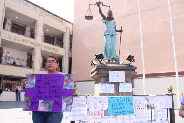 Un pequeño grupo de ciudadanos se manifestó ayer en el Centro de la ciudad. En la imagen, Themis, la diosa de la justicia. 