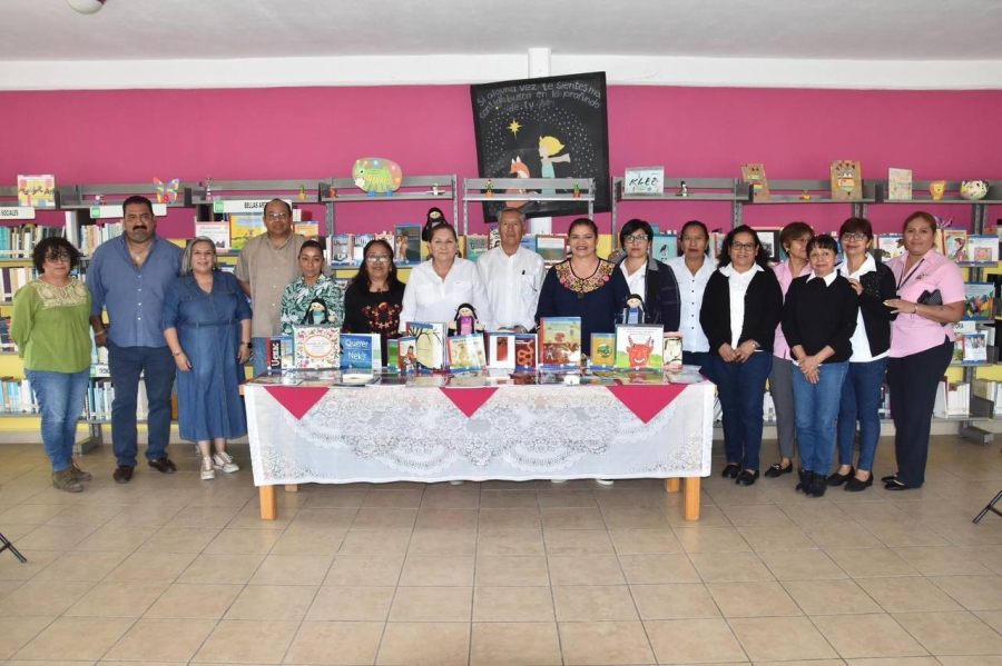 Temixco recibe segunda entrega de libros 'Centenaria'