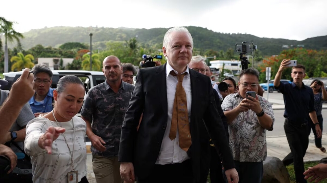 Julian Assange regresa a Australia tras formalizar su libertad con Estados Unidos