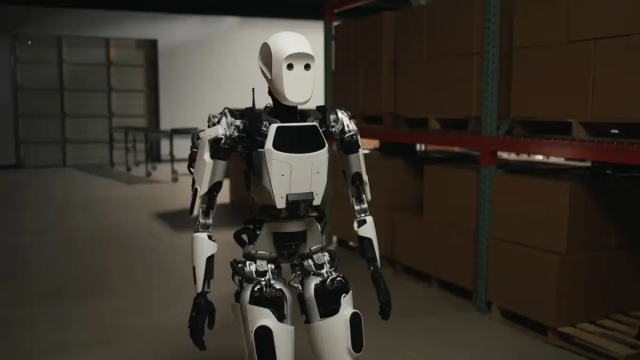 Mercedes-Benz integra robots humanoides para optimizar producción de vehículos