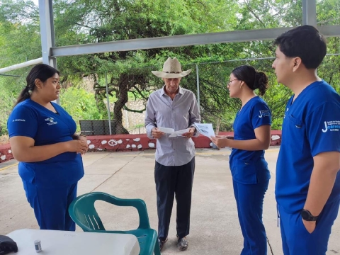  Los ciudadanos son atendidos por profesionales de diversas áreas.