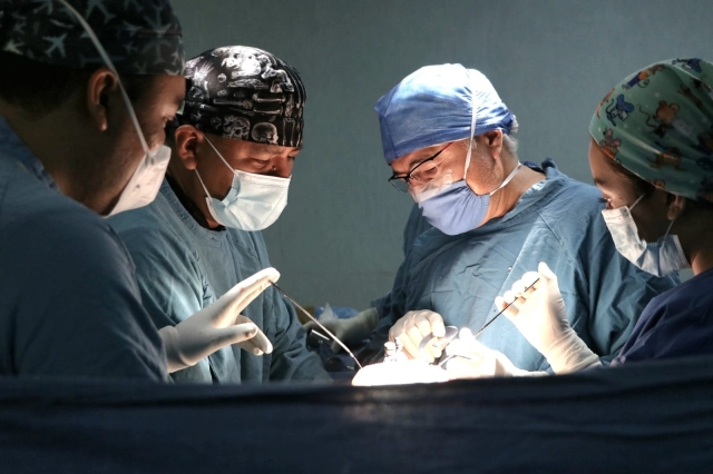 Beneficia Gobierno de Cuauhtémoc Blanco a 18 personas con cirugías de prótesis de cadera y rodilla