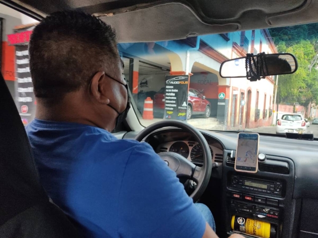 Es taxista y también conductor en Didi