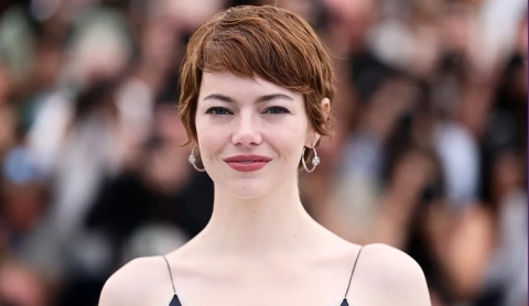 Emily Stone actualiza su pixie cut y lo convierte en el look ideal para primavera-verano 2025