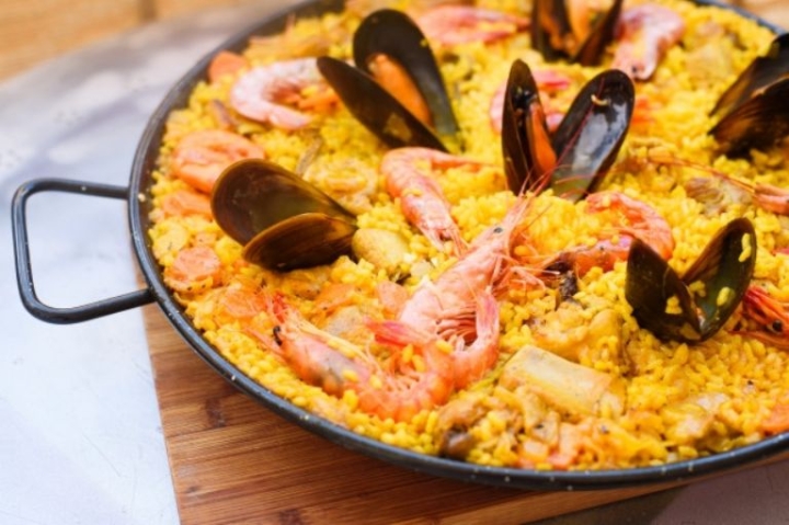 ¡Disfruta de una deliciosa paella tradicional!