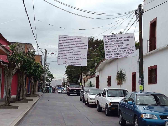  Vecinos de la zona se inconformaron por la instalación de los vendedores en un tramo de la calle Corregidora.