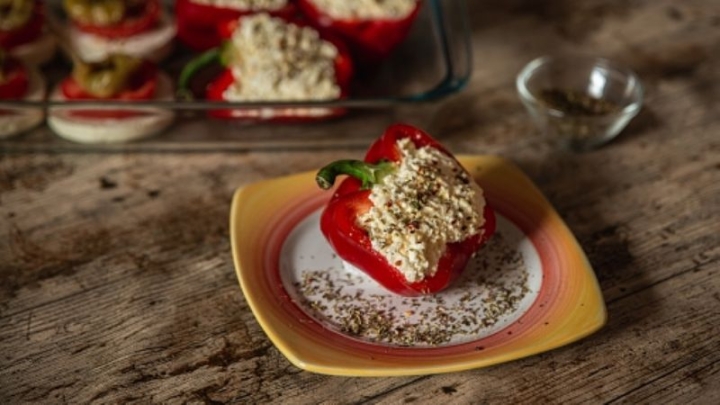 Pimientos rellenos con ensalada de surimi, receta fácil y muy deliciosa