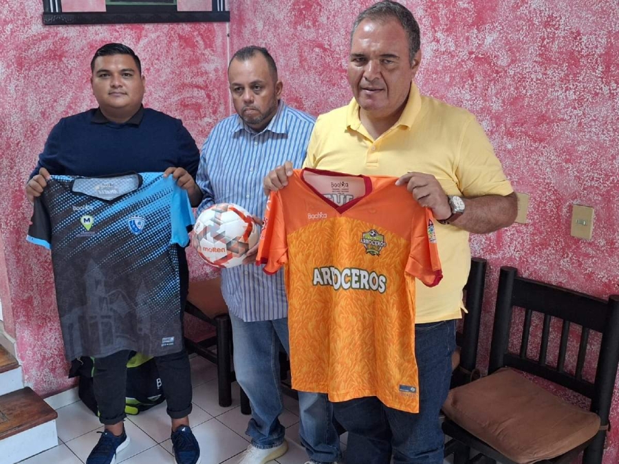 José Luis “Coca” Ocampo (primero de derecha a izquierda) se mostró entusiasmado por esta nueva alianza con Juniors; también aparecen en la foto los directivos Luis Armando de Paz y Carlos César García.