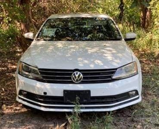 Abandonan un auto en Puente de Ixtla