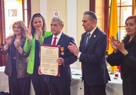 Colombia reconoce a José Luis Urióstegui por su liderazgo humanista y compromiso con la democracia