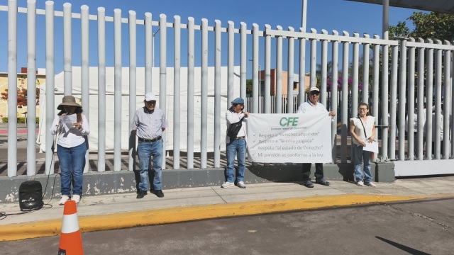 Se manifiestan trabajadores jubilados de CFE ante Congreso local