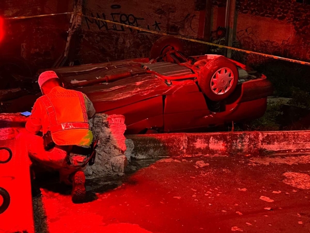  El auto quedó junto a la autopista.