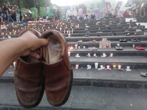 Organizaciones colocaron 400 velas y zapatos sobre las escalinatas de la plaza de armas. 