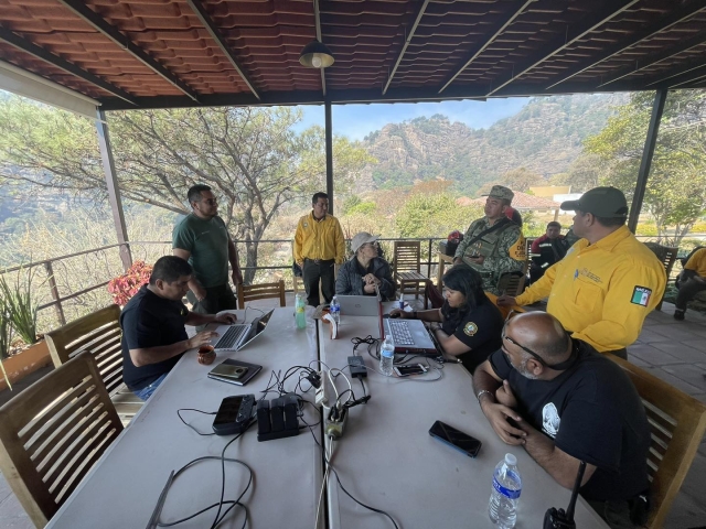 Continúan trabajos de control y liquidación de incendio forestal en cerro del Tlatoani en Tlayacapan