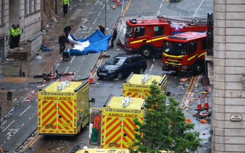 Auto embiste a multitud en festejo del Liverpool; hay 27 heridos