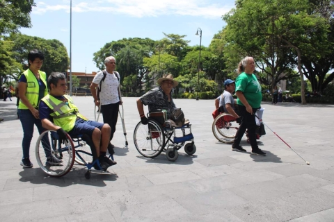 Un grupo de ciudadanos se manifest&oacute; en la plaza de armas y una comisi&oacute;n fue atendida por autoridades.  
