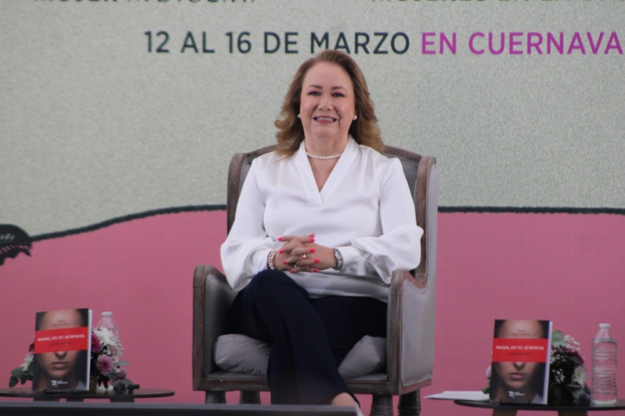 Presenta Yasmín Esquivel obra literaria 'Mamá, en tu ausencia, ¿quién por mí?' en Feria del Libro en Cuernavaca