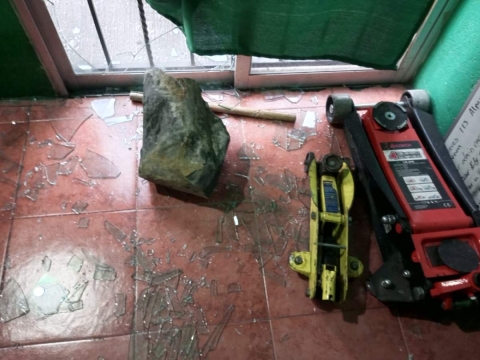 Los delincuentes causaron daños para abrir el inmueble.