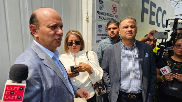 Rodrigo Arredondo López y sus asesores fueron atendidos en la entrada de la Fiscalía Anticorrupción.