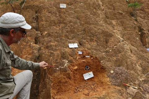 El investigador Antonio Rosas durante una de las expediciones antropológicas en Guinea Ecuatorial.