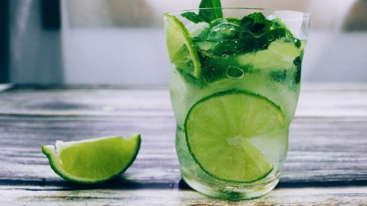 Dale sabor al verano con esta exquisita agua infusionada de limón y romero