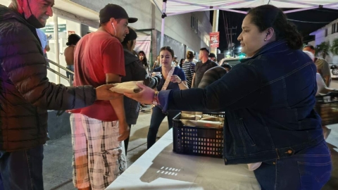 Entrega DIF Cuautla cenas calientes a familias en hospitales 