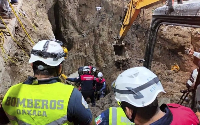 Tehuantepec: 2 obreros mueren al quedar sepultados en obra de drenaje