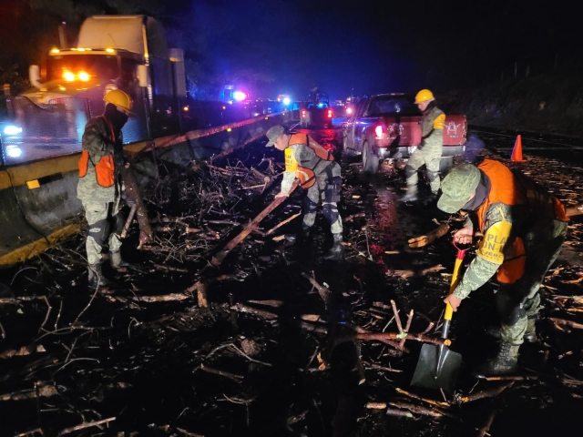 Coadyuvó 24 Zona Militar en labores de apoyo con PC y Capufe, tras lluvias