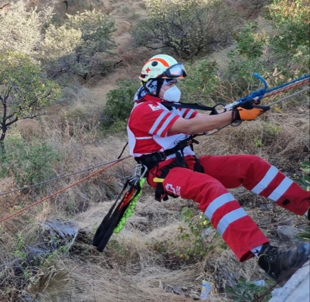 Fallecen madre e hija al caer a una barranca