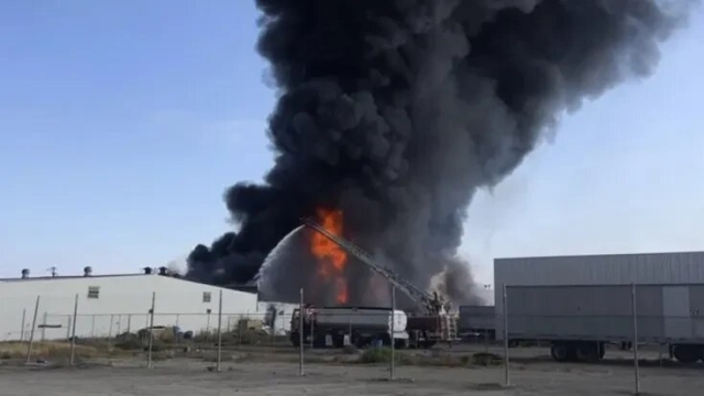 Reportan incendio en fábrica de colchones en Tijuana