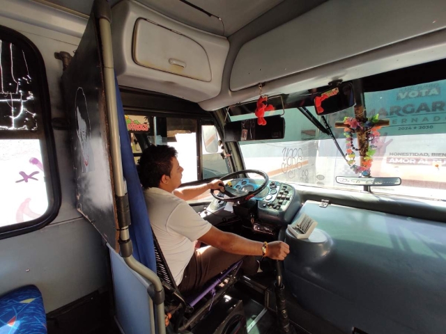 Su papá le aconseja no correr por ganar pasaje porque puede ocasionar un accidente