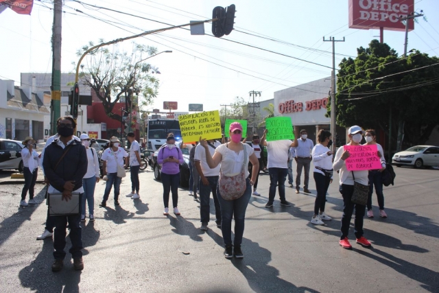 Maestros de la categoría “de rúbrica” bloquearon de manera intermitente, por más de una hora, el crucero de Teopanzolco, y posteriormente marcharon por la avenida Plan de Ayala. 