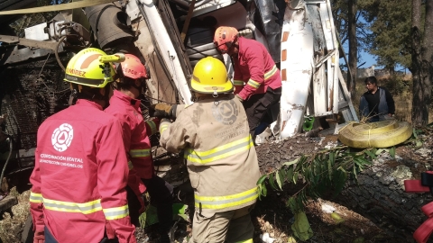 Atiende CEPCM accidente vehicular sobre carretera federal Cuernavaca&ndash;M&eacute;xico