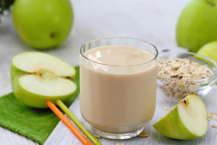 ¡Refréscate con una nutritiva agua de avena con manzana!; aquí la receta