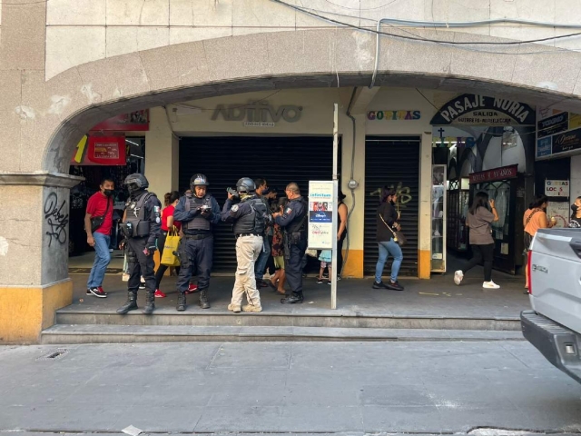  Los policías y paramédicos encontraron a la víctima en el interior de la tienda.