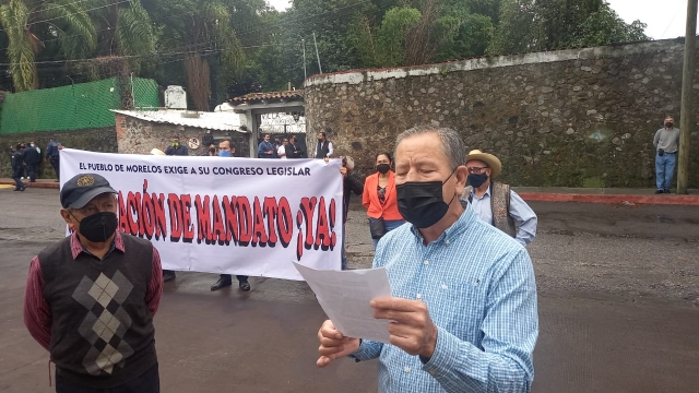 Colectivo Cuernavaca protesta ante Congreso; exige revocación de mandato