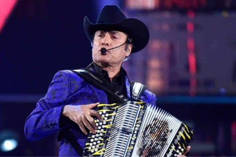 Jorge Hernández, de Los Tigres del Norte, sufre caída en pleno concierto
