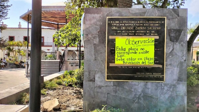 Una placa que debe estar en la plaza Revolución del Sur fue colocada en el zócalo.