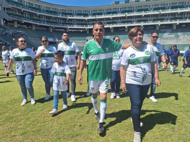 Como un ídolo cañero fue recibido Jaime Ríos en el inmueble cañero, durante el evento en el que fue reconocido por su trayectoria con Zacatepec.