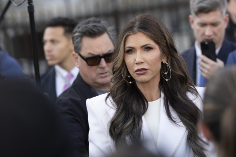 Roban bolso a secretaria de Seguridad Nacional de EU con 3,000 dólares