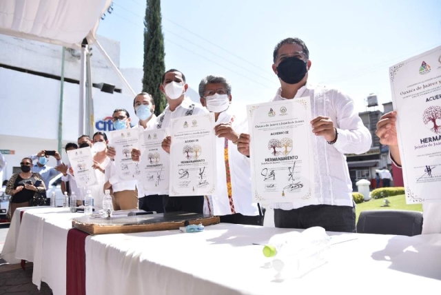 Representantes de las ahora ciudades hermanas y de los gobiernos estatal y federal participaron en el acto.