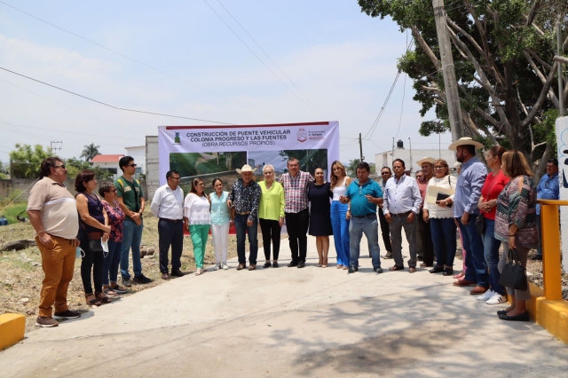 Entrega alcalde de Jiutepec dos puentes vehiculares en la colonia Las Fuentes