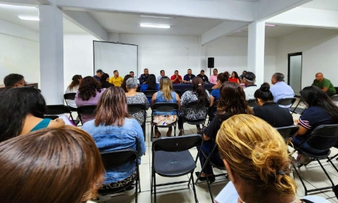 Ayudantes municipales y personal de diversas dependencias participaron en la reunión.