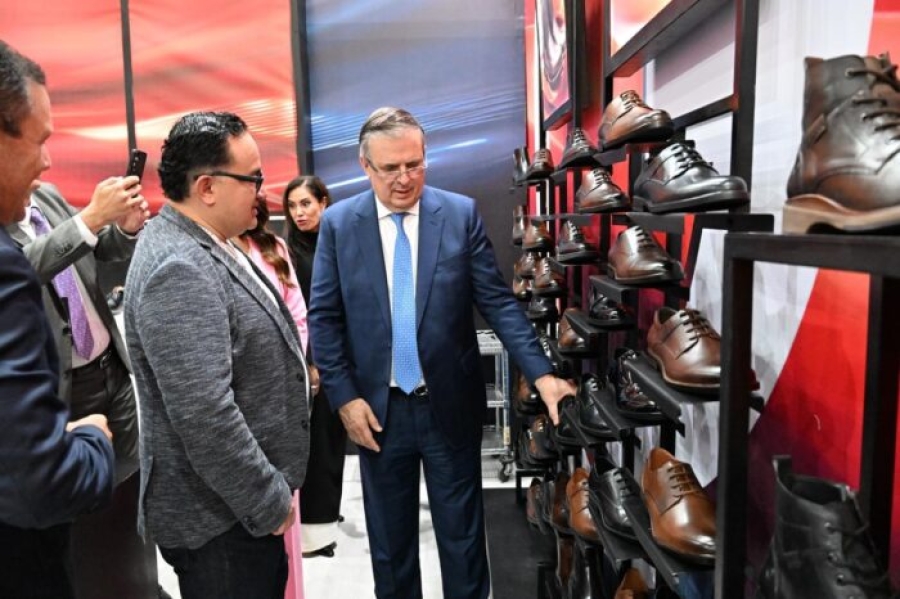 Ebrard anuncia prohibición de importación de calzado que no paga impuestos