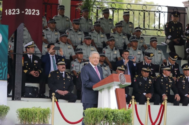 AMLO promete a la Guardia Nacional una reforma que garantice su transferencia a la Sedena