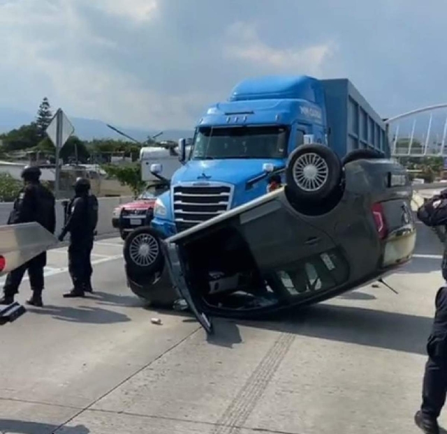 El hecho dejó daños materiales y provocó caos vehicular.