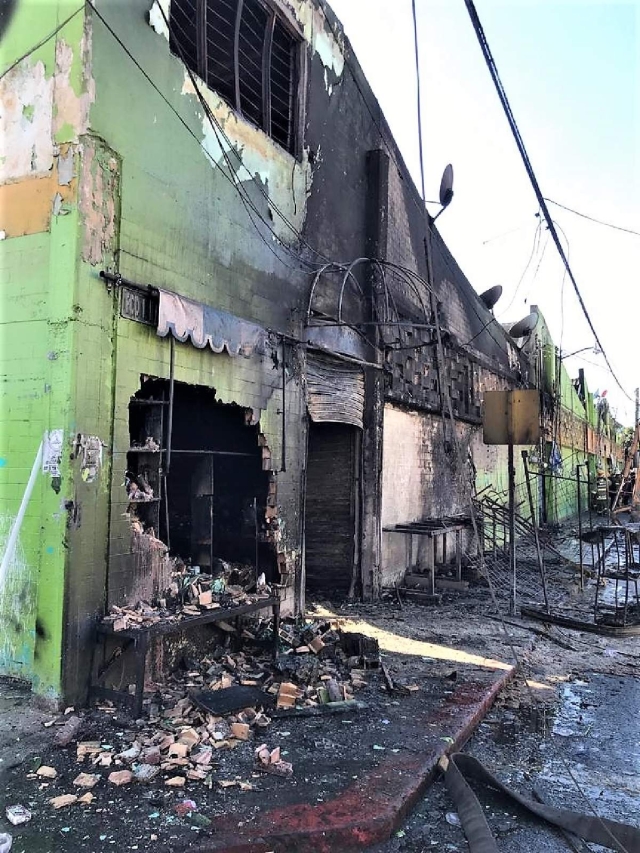 A prácticamente dos meses de haberse incendiado, los trabajos de reconstrucción en el mercado aún no comienzan.