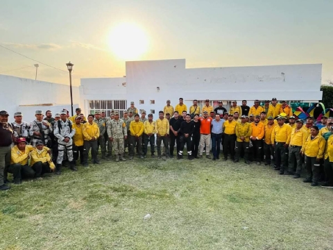 Personal de diversas corporaciones se sumaron a las labores para combatir el siniestro.