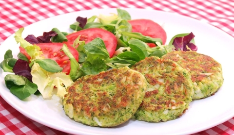 Cena ligera: tortitas de brócoli con queso, una opción saludable y deliciosa