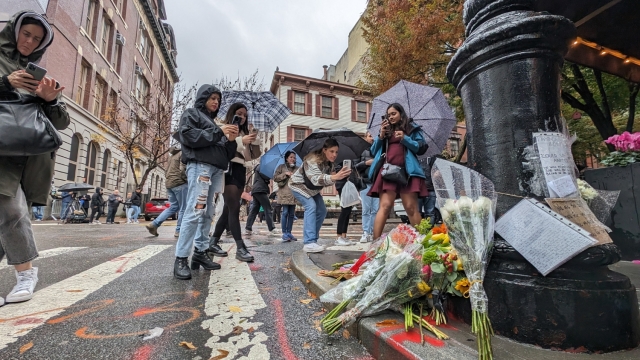 Flores y lágrimas: Fans rinden homenaje a Matthew Perry en edificio de &#039;Friends&#039;